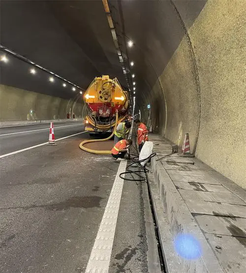 科尔沁右翼前隧道排水渠清淤